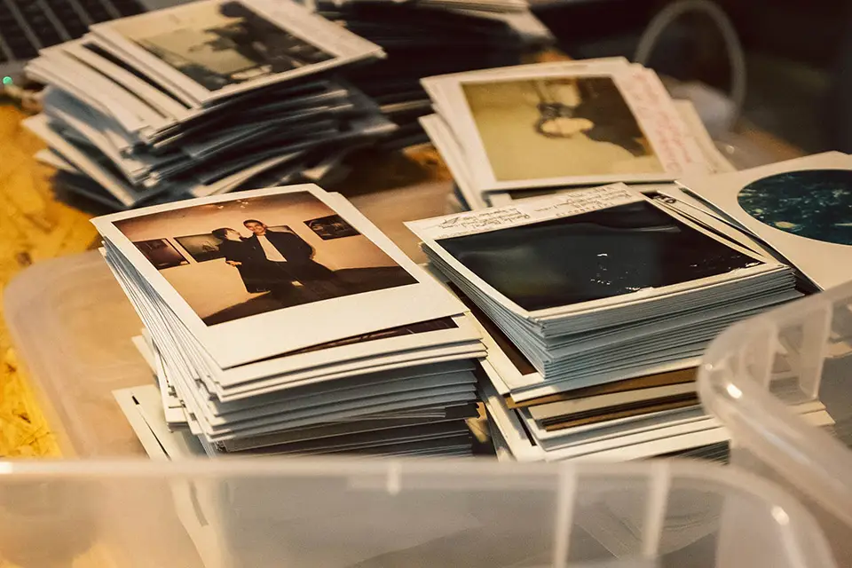 Evi Lembergers Polaroids liegen auf einem Tisch
