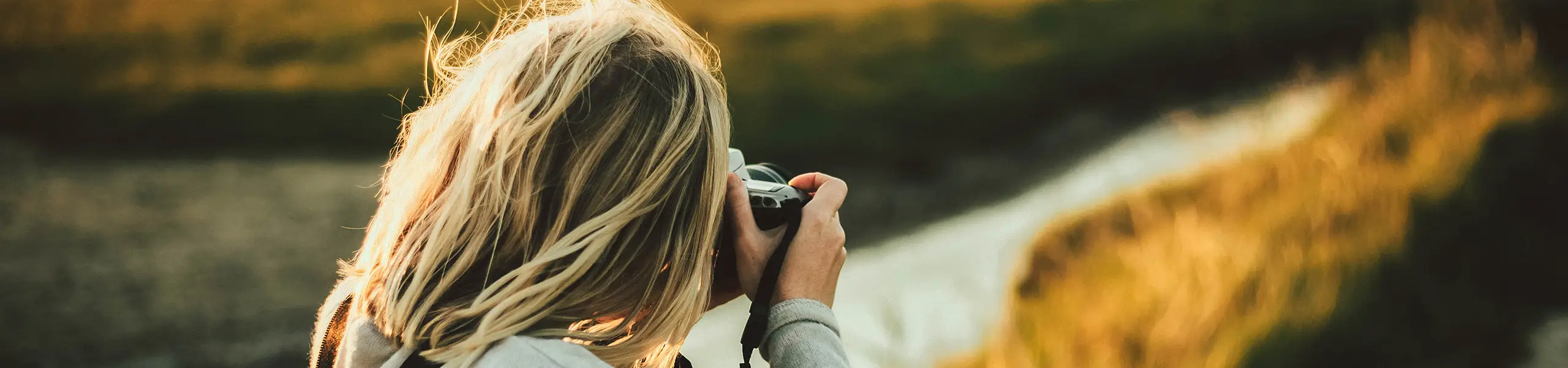 Frau fotografiert eine Landschaft