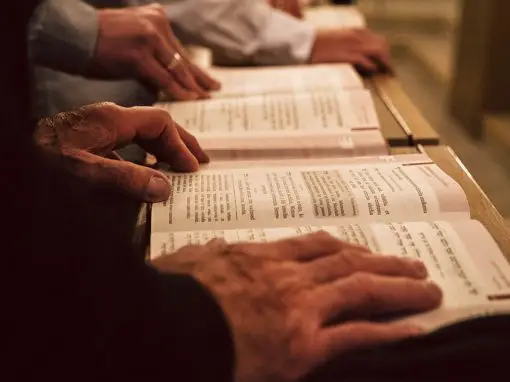 Blick in ein jüdisches Gebetbuch.