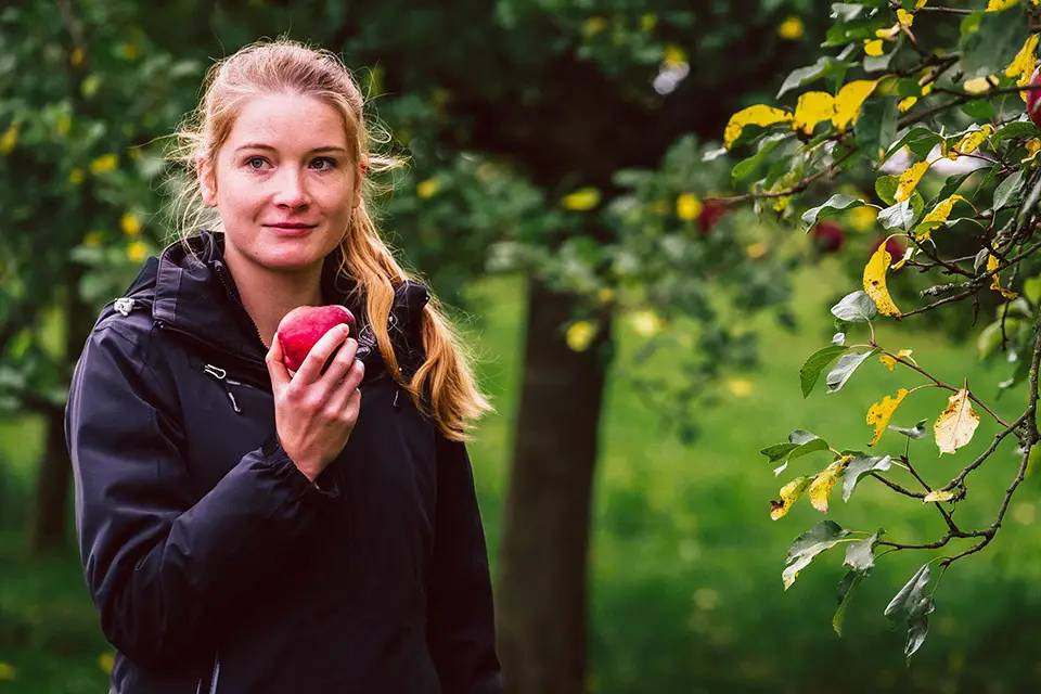 Monika Bernhard beißt in einen Apfel