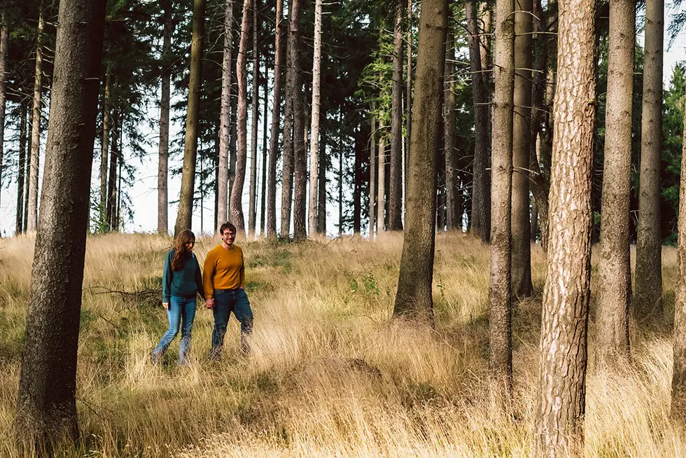 Marco und seine Freundin gehen im Wald spazieren