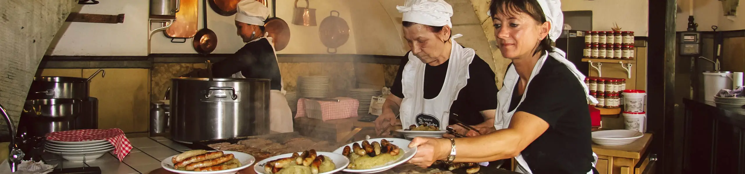 Zwei Frauen grillen in der Regensburger Wurstküche