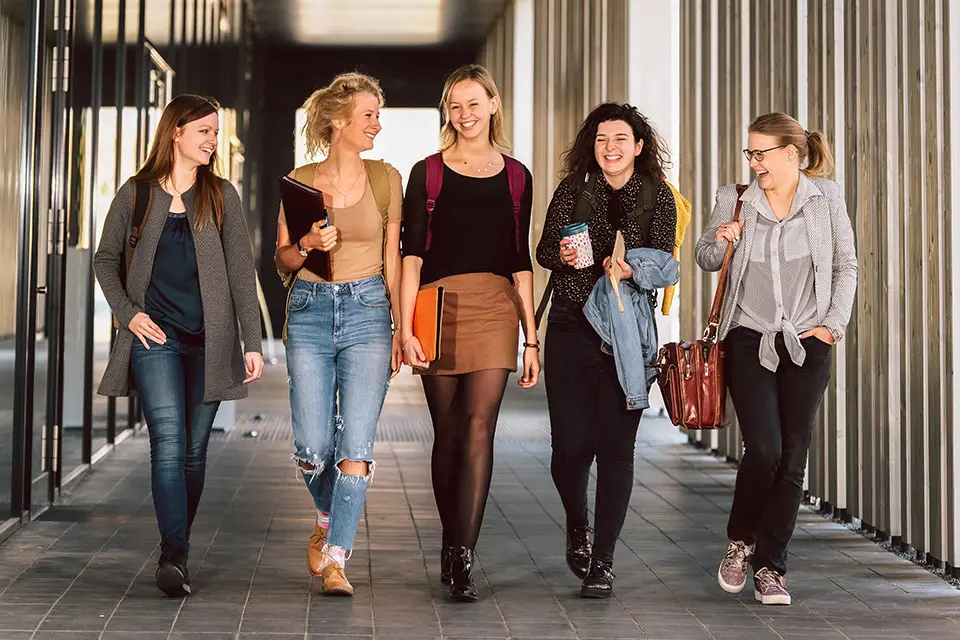 Studentinnen laufen über den Campus der OTH Amberg-Weiden