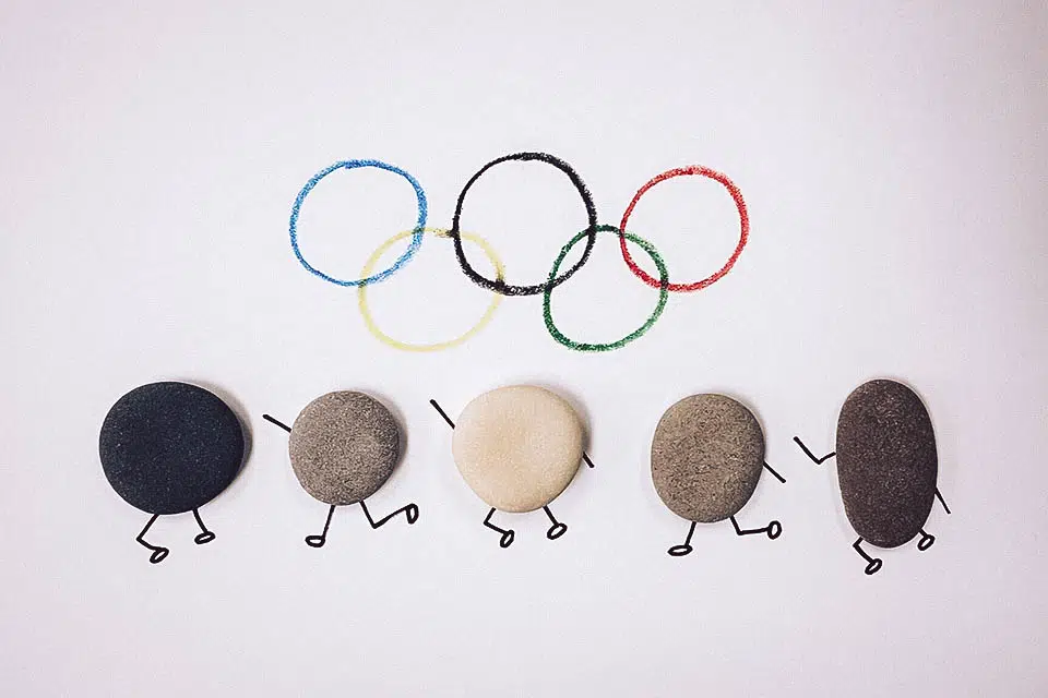 Olympische Ringe und Steine