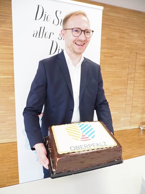 Manuel Köppl mit der Geburtstagstorte des Oberpfalz Marketings
