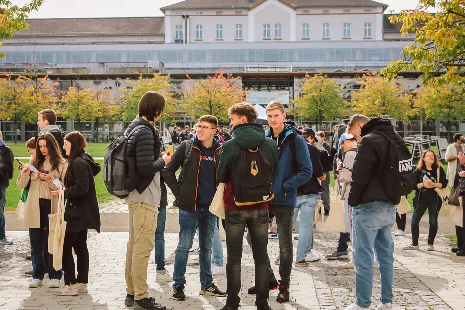 Studierende auf dem Campus der OTH Amberg-Weiden