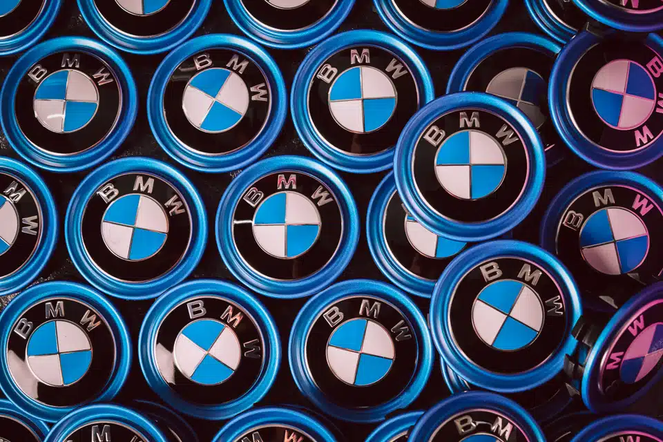 Logos für den vollelektrischen BMW iX1