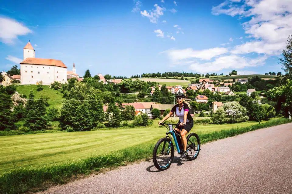 Radfahrerin vor der Burg Trausnitz im Landkreis Schwandorf